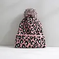 Rosafarbene und schwarze Beanie mit Leopardenmuster und weichem Bommel-Detail - Rosa