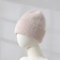 Detailansicht einer rosa Strickmütze aus Kaninchenhaar auf einem weißen Schaufensterpuppenkopf - Beige