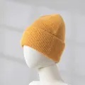 Detailansicht der weichen Kaninchenhaar-Strickstruktur dieser gelben Wintermütze. - Gelb