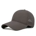 Atmungsaktive dunkelgraue schnelltrocknende Sport-Baseballkappe mit Lochmuster - Kaffeebraun