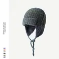 Vista dettagliata del cappello in maglia bouclé multicolore con paraorecchi invernali - Taglia unica / Verde militare