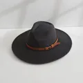 Vue détaillée d'un chapeau de jazz en laine anthracite avec un ruban en cuir marron bouclé - M (56-58cm) / Gris foncé