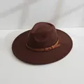 Vue détaillée d'un chapeau en feutre de laine à large bord avec boucle en cuir - M (56-58cm) / Café