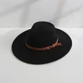 Detailansicht eines klassischen schwarzen Wollfilzhutes mit breiter Krempe und Band - M (56-58cm) / Schwarz