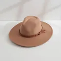 Gros-plan sur chapeau fedora en laine camel avec ruban en cuir et large bord élégant. - M (56-58cm) / Chameau