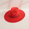 Détail d'un chapeau fedora en laine rouge à large bord avec bande en cuir marron. - M (56-58cm) / Rouge Vif