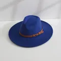 Vue détaillée d'un chapeau de jazz en feutre bleu roi avec boucle décorative marron - M (56-58cm) / Bleu saphir