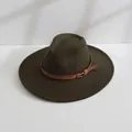 Chapeau fedora en feutre vert olive foncé à large bord avec bande en cuir marron. - M (56-58cm) / Vert Militaire