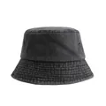 Dettaglio di un cappello a secchiello in denim lavato nero antracite - Nero
