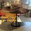 Nahaufnahme des gestickten Logos und des Nylongewebes eines braunen Wanderhutes. - M (56-58cm) / Kaffeebraun
