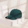 Nahaufnahme einer hochwertigen dunkelgrünen Baseballkappe aus Baumwolle mit gebogenem Schirm. - M (56-58cm) / Blaugrün