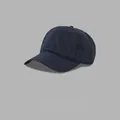 Detailansicht einer hochwertigen, atmungsaktiven Schnelltrockner-Baseballkappe in Marineblau - Verstellbar / Marineblau