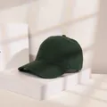 Detailansicht einer hochwertigen klassischen dunkelgrünen Baumwoll-Baseballkappe - M (56-58cm) / Dunkelgrün