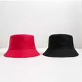 Λεπτομερής όψη κόκκινου και μαύρου καπέλου bucket με ανθεκτικές ραφές και βαμβάκι - M (56-58cm) / Κόκκινο + Μαύρο (Διπλής Όψεως)