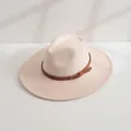 Chapeau fedora élégant en laine crème à large bord avec ceinture à boucle marron d'hiver - M (56-58cm) / Beige