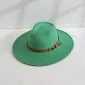 Chapeau fedora en feutre vert à large bord avec une ceinture en simili cuir marron - M (56-58cm) / Verdoyant