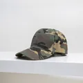 Vista dettagliata di alta qualità di un classico cappellino mimetico da uomo su piedistallo - Regolabile / Camouflage Nuvola Verde