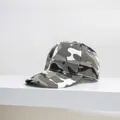 Vista dettagliata del motivo mimetico grigio e bianco su un cappellino da baseball - Regolabile / Camouflage Nuvola Grigio Bianco