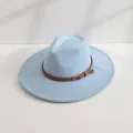 Chapeau fedora classique en feutre de laine bleu clair avec large bord et boucle en cuir - M (56-58cm) / Bleu clair