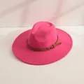 Chapeau fedora en feutre rose vif à large bord avec ceinture marron classique - M (56-58cm) / Rose rouge