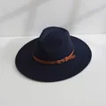 Chapeau de jazz élégant en feutre bleu marine à large bord avec boucle de ceinture marron - M (56-58cm) / Bleu marine