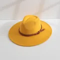 Chapeau fedora classique en feutre de laine jaune avec large bord et bande en cuir brun - M (56-58cm) / Jaune