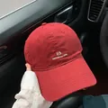 Primo piano di un berretto da baseball rosso in stile street americano con ricamo - Regolabile / Borgogna