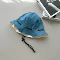 Detailansicht des vintage blauen Cord-Anglerhuts mit verstellbarem Kinnriemen und Kordelzug - Hellblau und Beige