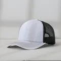 Detailansicht einer leeren weiß-schwarzen Mesh-Trucker-Mütze für Stickereien und DIY - Verstellbar (56-58cm) / Weiß mit schwarzem Netz
