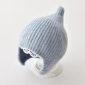 Lichtblauwe gebreide babymuts met oorkleppen en puntvorm op een witte standaard - Eén Maat (40-48CM) / Lichtblauw