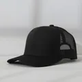 Detailansicht einer schwarzen Mesh-Trucker-Mütze mit gebogenem Schirm für Sonnenschutz - Verstellbar (56-58cm) / Schwarz mit schwarzem Netz