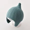 Tealkleurige puntgebreide babymuts met oorkleppen voor warmte in de herfst en winter - Eén Maat (40-48CM) / Teal