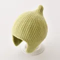 Schattige lichtgroene gebreide baby muts met puntige bovenkant en oorbescherming - Eén Maat (40-48CM) / Grasgroen