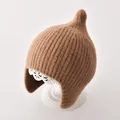 Zachte bruine gebreide babymuts met oorbescherming voor winterse warmte en comfort - Eén Maat (40-48CM) / koffiekleur