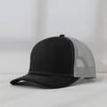 Seitenansicht einer zweifarbigen Trucker-Mütze mit schwarzem Stoff und grauem Netz - Verstellbar (56-58cm) / Schwarz mit hellgrauem Netz