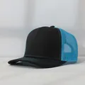 Nahaufnahme einer zweifarbigen schwarz-türkisen Mesh-Trucker-Cap mit Kontrastnähten. - Verstellbar (56-58cm) / Schwarz mit blauem Netz