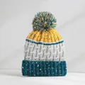 Detailansicht einer bunten, grob gestrickten Mütze mit einem lebhaften Pompon - Elastische Einheitsgröße (56-60cm) / Fleecegefüttert / Blaugrün