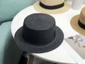 Élégant chapeau de paille noir à bord plat pour femme, accessoire de mode d'été - M (56-58cm) / Noir