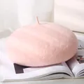 Elegante lichtroze wollen baret voor dames met een zachte textuur op een open tijdschrift - M (56-58cm) / Roosroze