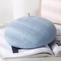 Elegante lichtblauwe wollen baret in klassieke Franse schildersstijl voor vrouwen - M (56-58cm) / Rustig blauw