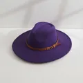 Chapeau fedora classique en laine violette à large bord avec ceinture en cuir - M (56-58cm) / Violet