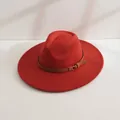 Élégant chapeau fedora en feutre de laine rouge à bord large avec boucle en cuir marron - M (56-58cm) / Rouge rouille
