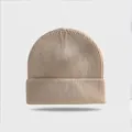 Detailansicht einer beige gerippten Strickmütze mit klassischem Umschlag für den Winter. - Elastischer Umfang (56-60cm) / Khaki
