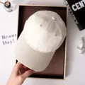 Minimalistische cremeweiße Baumwoll-Baseballkappe für lässigen täglichen Sonnenschutz. - Einheitsgröße(Einstellbar) / Hellbeige