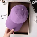 Einfarbige lila Baseballkappe mit hochwertiger Baumwoll-Twill-Struktur, im schicken Lifestyle-Ambiente. - Einheitsgröße(Einstellbar) / Taroviolett
