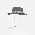 Vue détaillée d'un chapeau de soleil gris avec large bord et cordon réglable. - Taille unique / Gris clair