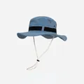 Vue détaillée d'un chapeau de soleil bleu avec large bord et mentonnière réglable - Taille unique / Bleu