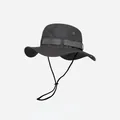 Gros plan sur un chapeau boonie gris foncé avec large bord et mentonnière réglable. - Taille unique / Gris foncé