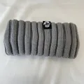 Primo piano della fascia elastica in maglia larga grigia vintage per l'inverno. - Grigio