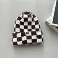 Detaillierte Nahaufnahme der Textur einer braun-weißen Strickmütze mit Schachbrettmuster - Elastischer Umfang / Braunes Karomuster